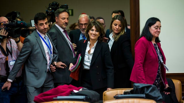 Dolores Delgado, minutos antes de comenzar su comparecencia ante la comisión de Justicia del Congreso