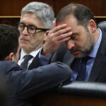 El ministro del Interior, Fernando Grande-Marlaska junto con el ministro de Transportes, José Luis Ábalos hoy en el Congreso de los Diputados.