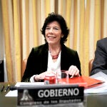 La ministra de Educación y Formación Profesional, Isabel Celaá junto al presidente de la Comisión de Educación y Formación Profesional, Sergio Gutiérrez, durante la reunión de la Comisión de Educación y Formación Profesional del Congreso para explicar los objetivos de su ministerio, en Madrid (España)