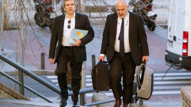 Imagen del 15/01/2018 del exjefe de la Policía Local de Coslada (Madrid), Ginés Jiménez (i), a su llegada a la Audiencia Provincial de Madrid, donde será juzgado junto a otras once personas acusadas de integrar o permitir una presunta trama de policías corruptos destapada en 2008 y por la que la Fiscalía pide más de 26 años para el presunto cabecilla.