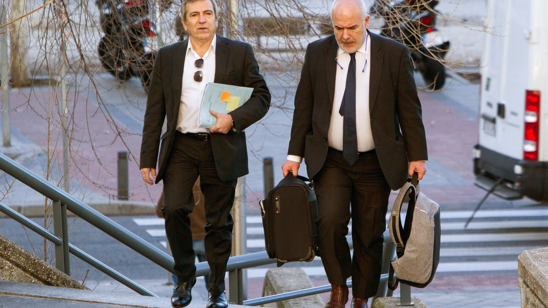 Imagen del 15/01/2018 del exjefe de la Policía Local de Coslada (Madrid), Ginés Jiménez (i), a su llegada a la Audiencia Provincial de Madrid, donde será juzgado junto a otras once personas acusadas de integrar o permitir una presunta trama de policías corruptos destapada en 2008 y por la que la Fiscalía pide más de 26 años para el presunto cabecilla.
