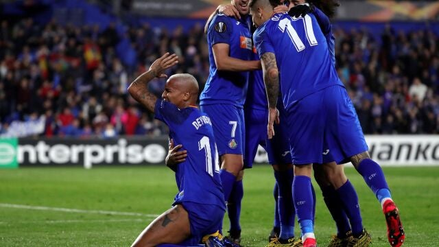 Deyverson recibió un mecherazo desde la grada mientras celebraba el 1-0 ante el Ajax