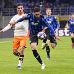 Ferrán Torres del Valencia CF y José Luis Palomino, del Atalanta BC durante el partido que se celebró la semana pasada en Italia