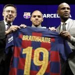 Braithwaite posa con su nueva camiseta entre Bartomeu y Abidal