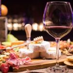 El vino es una bebida con más de 8000 años, recurrente en las celebraciones, que permite crear experiencias alrededor de la mesa y que aporta elegancia a las comidas y cenas.