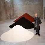 Eva Lootz con una de las piezas de su exposición el Reverso de los monumentos y las lenguas
