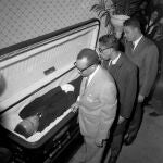 El cuerpo de Malcolm X, líder nacionalista negro que fue asesinado el 21 de febrero de 1965, en un mitin de su organización, es visto por los periodistas en la Unidad de Funeral Home, Eighth Avenue y 126th Street en la ciudad de Nueva York el 24 de febrero de 1965