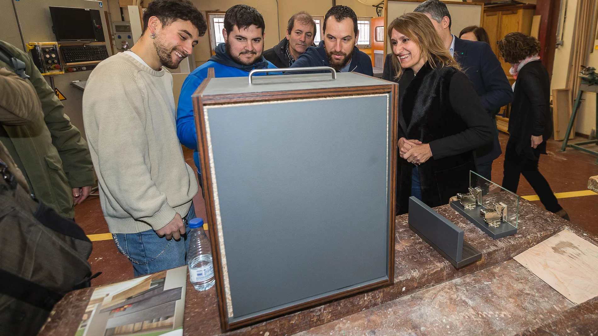 La consejera de Educación, Rocío Lucas, visita las instalaciones de FP del IES Ribera de Castilla.