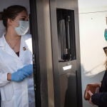 Una farmacéutica con una mascarilla dispensa medicamentos en la localidad de Codogno, en Lodi