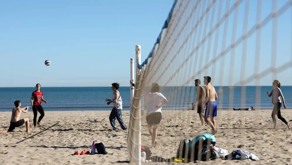 Jóvenes jugando a voley en la playa hace unos días