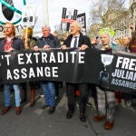 La diseñadora Vivienne Westwood (3-R) y el padre de Assange, John Shipton, hoy en la concentración a favor del pirata informático en Londres