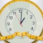 Algunos sostienen que el ayuno intermitente es un método más efectivo para perder peso que el déficit calórico constante