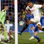 El centrocampista del Sevilla Fernando (c) marca el segundo gol ante el Getafe, durante el partido de Liga en Primera División en el Coliseum Alfonso Pérez. EFE/Javier Lizón