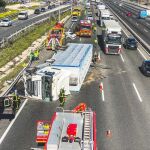 El conductor del camión ha perdido el control, ha colisionado contra un guardarraíl y ha quedado cruzado y semivolcado sobre la carretera.
