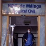 Un trabajador del Hospital Civil de Málaga porta una mascarilla protectora en la entrada de urgencias después de que dos pacientes hayan sido aislados ante sospechas de COVID-19 (coronavirus) al presentar un cuadro gripal tras haber viajado recientemente al norte de Italia. EFE/Jorge Zapata
