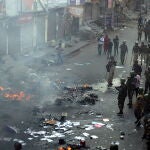 Imágenes de los paramilitares patrullando las calles de Nueva Delhi antes los graves incidentes que están sacudiendo la capital india en los últimos días. EFE/EPA/STR