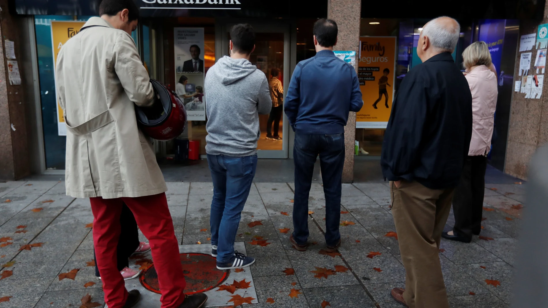 Colas ante las entidades financieras en Barcelona el 20 de octubre de 2017 para retirar fondos ante la incertidumbre generada tras el referéndum del 1 de octubre