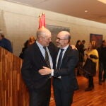 Francisco Igea conversa con el consejero de Cultura, Javier Ortega, antes del acto del 37 aniversario del Estatuto