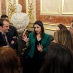 La portavoz parlamentaria de Ciudadanos, Inés Arrimadas (c), conversa con varioss periodistas a su llegada al Congreso para asistir al Pleno en el que participará el presidente del Gobierno, Pedro Sánchez. EFE/J.J. Guillén