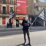 Los funcionarios de prisiones se manifiestan ante la sede del PSOE en Ferraz para exigir mejoras laborales