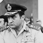 Imagen de 1974 del entonces comandante de la Fuerza Aérea egipcia Hosni Mubarak, en una parada militar en El Cairo.