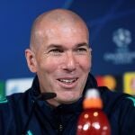 El entrenador del Real Madrid, Zinedine Zidane, poco antes de la rueda de prensa que ofreció tras el entrenamiento del conjunto blanco en la Ciudad Deportiva del Real Madrid en Valdebebas (Madrid), previo al partido de ida de octavos de final de la Liga de Campeones que disputa mañana frente al Manchester City en el Estadio Santiago Bernabéu. EFE/Rodrigo Jiménez