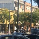 Agentes de la Policía Nacional ante la sucursal bancaria atracada con rehenes dentro
