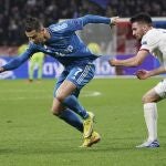 Cristiano Ronaldo agarra a Dubois en el Lyon-Juventus