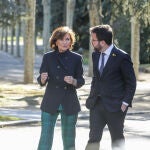 (I-D) La vicepresidenta primera y ministra de la Presidencia, Relaciones con las Cortes y Memoria Democrática, Carmen Calvo; y el vicepresident de la Generalitat, Pere Aragonès, minutos antes de la primera reunión de la mesa de diálogo entre el Gobierno de España y el Govern de Catalunya, un acuerdo al que llegaron PSOE y ERC para que los segundos facilitaran con su abstención la investidura de Sánchez, en el Palacio de la Moncloa, en Madrid (España) a 26 de febrero de 2020.26 FEBRERO 2020 INDEPENDENTISMO;PSOE;JXCAT;ERC;POLÍTICOS;GOBIERNO DE ESPAÑA;GOBIERNO DE CATALUÑA;1-0;NEGOCIACIÓN;NACIONALISMO;REUNIÓN CONSTITUTIVARicardo Rubio / Europa Press26/02/2020