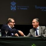 El ex presidente de la Junta, José Rodríguez de la Borbolla, y el alcalde de Tomares, José Luis Sanz