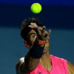 Nadal, antes de hacer un saque en su partido contra Andújar en Acapulco