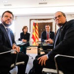 Quim Torra y Pere Aragonès ante Pedro Sánchez y Carmen Calvo en la primera reunión de la mesa.