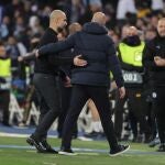 Guardiola saluda a Zidane al final del partido