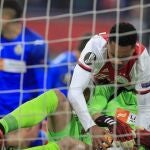 Danilo Pereira se pelea con Soria por sacar el balón de la portería