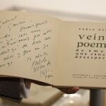 Dedicatoria de Pablo Neruda a Gabriel García Márquez de su libro "Veinte poemas de amor y una canción desesperada"
