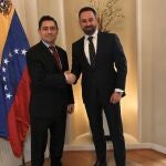 El presidente de Vox, Santiago Abascal, junto con el Embajador de Venezuela en EE. UU, Carlos Vecchio, en Washington (Estados Unidos), a 28 de febrero de 2020.VOX28/02/2020