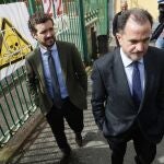 -FOTODELDÍA- GRAFCAV2991. ERMUA. (BIZKAIA), 28/02/2020.-El candidato a lehendakari a las elecciones vascas, Carlos Iturgaiz, (d) junto al presidente del PP Pablo Casado, (i) en un colegio de Ermua, próximo al vertedero de Zaldibar, al término del acto político celebrado este viernes. EFE/LUIS TEJIDO.