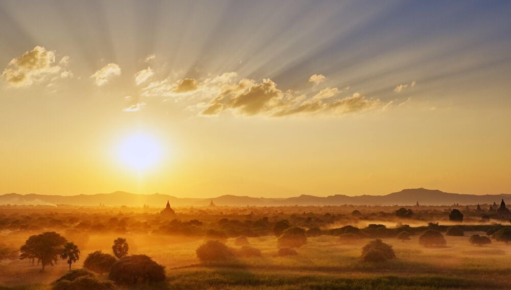 La bruma huye de los primeros rayos de sol en Bagan.