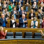 La bancada socialista y el Gobierno aplauden a la ministra de Hacienda, María Jesús Montero, tras aprobar el techo de gasto en el Congreso