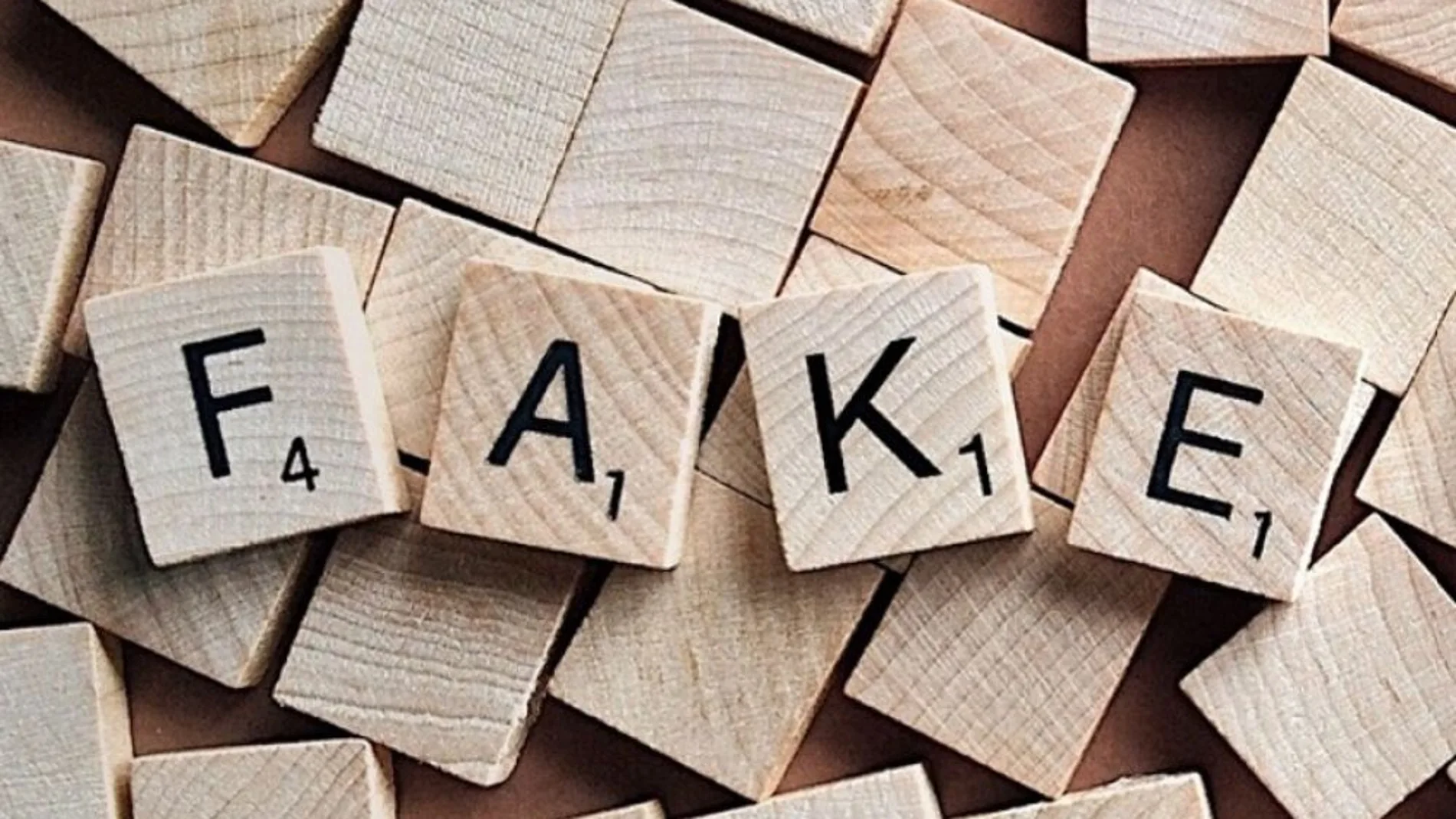 "Fake", o lo que es lo mismo, "mentira", en inglés