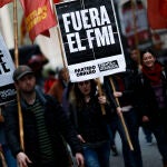 ARG05. BUENOS AIRES (ARGENTINA), 29/02/2020.- Fotografía de archivo fechada el 17 de agosto de 2018 que muestra a activistas mientras protestan contra el Fondo Monetario Internacional, en Buenos Aires (Argentina). El endeudamiento de Latinoamérica con particulares y otros países, entre los que se encuentran China, EE.UU. o Rusia, equivale a día de hoy al 70 % de su PIB y esta deuda pública hipoteca el futuro de la región, según expertos consultados por Efe. El Fondo Monetario Internacional (FMI) es otro actor importante en el mapa general de la deuda, siendo Ecuador (4.200 millones de dólares) y Argentina (56.300 millones de dólares) los más comprometidos. EFE/ David Fernández