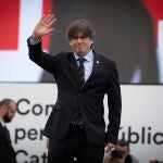 Carles Puigdemont saluda al público en el acto de PerpiñánEUROPA PRESS - DAVID ZORRAKINO29/02/2020