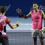Nadal saluda a Dimitrov después de su victoria