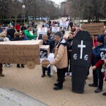 La plataforma vecinal Usera-Villaverde y la Federación Regional de Vecinos de Madrid (FRAVM) se han manifestado este sábado contra la plataforma logística Eduardo Barreiros