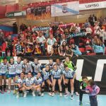 Las jugadoras del Aula Alimentos Valladolid se fotografían con la afición tras conseguir el histórico triunfo en competición europea