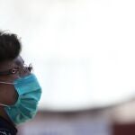 MEX6601. CIUDAD DE MÉXICO (MÉXICO), 01/03/2020.- Mujeres usan tapabocas este sábado en Ciudad de México (México). Los mexicanos afrontan los primeros casos de coronavirus con el recuerdo de la pandemia que los sacudió hace una década, cuando la influenza AH1N1 causó en el país más de 8.000 muertes en 2009, casi la mitad de las 18.337 registradas en todo el mundo. EFE/ Sáshenka Gutiérrez