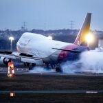 Un Boeing 747 de Asiana Airlines en el aeropuerto de Frankfurt, Alemania. (AP Photo/Michael Probst)
