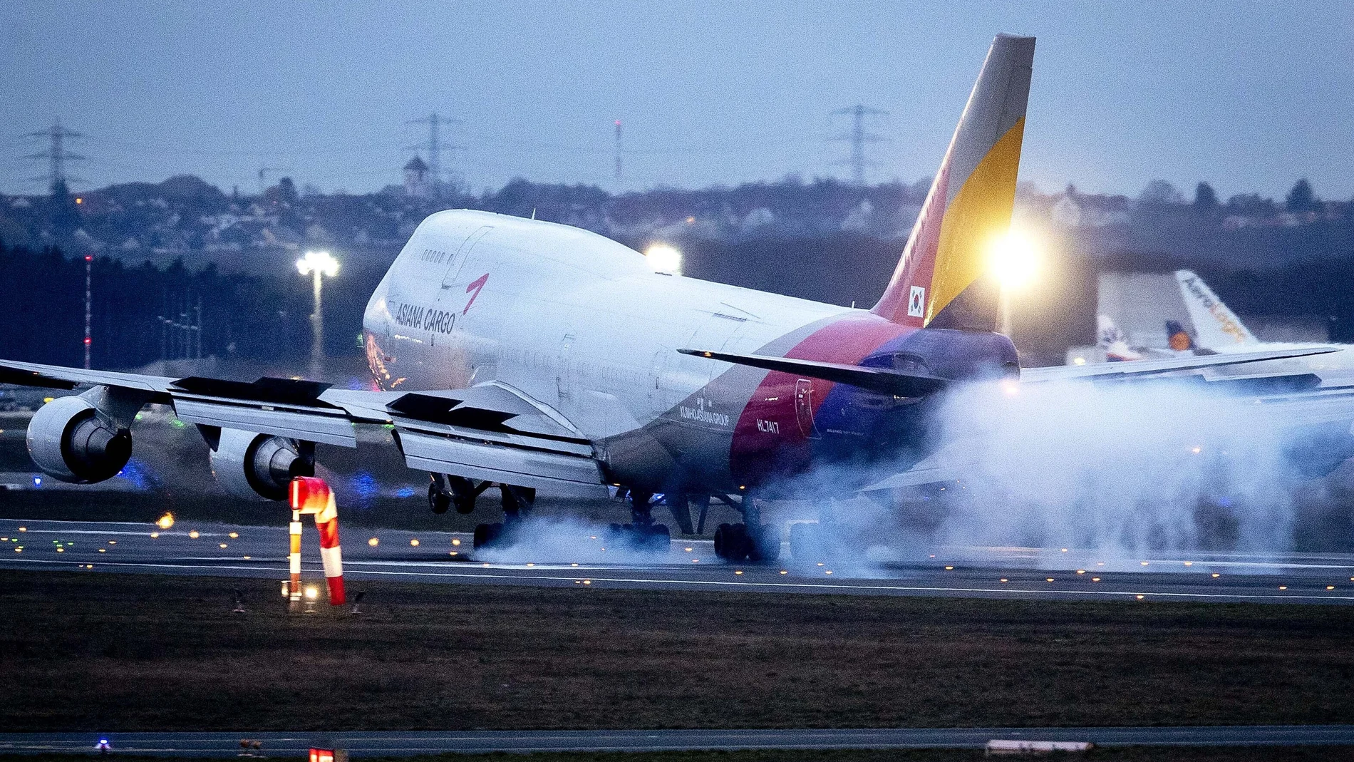 Un Boeing 747 de Asiana Airlines en el aeropuerto de Frankfurt, Alemania. (AP Photo/Michael Probst)