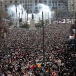 GRAFCVA2475. VALENCIA, 01/03/2020.- Vista general de la primera mascletà de las Fallas 2020, el espectáculo pirotécnico que reúne a miles de personas en la plaza del Ayuntamiento y que dispara la pirotecnia Peñarroja de Vall d'Uixó. EFE/Kai Försterling