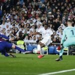 Vinicius, antes de marcar su gol en el Clásico. La pelota tocó en Piqué